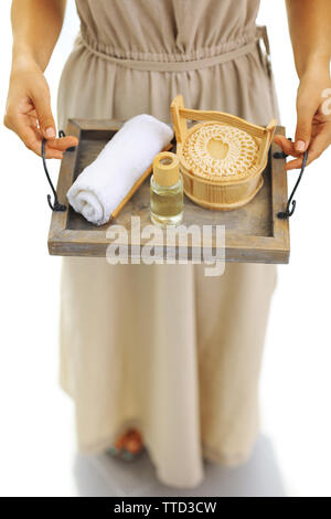 Weibliche Hände mit Fach von Spa Produkte, im Spa Salon Stockfoto