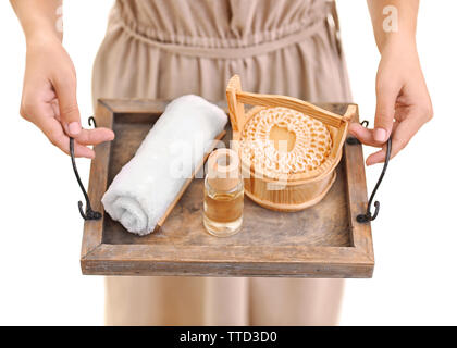 Weibliche Hände mit Fach von Spa Produkte, im Spa Salon Stockfoto
