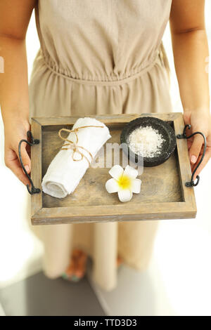 Weibliche Hände mit Fach von Spa Produkte, im Spa Salon Stockfoto