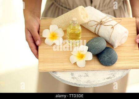 Weibliche Hände mit Fach von Spa Produkte, im Spa Salon Stockfoto