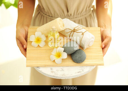 Weibliche Hände mit Fach von Spa Produkte, im Spa Salon Stockfoto