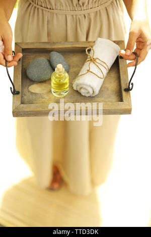 Weibliche Hände mit Fach von Spa Produkte, im Spa Salon Stockfoto