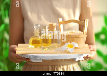 Weibliche Hände mit Fach von Spa Produkte, im Spa Salon Stockfoto