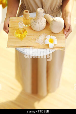 Weibliche Hände mit Fach von Spa Produkte, im Spa Salon Stockfoto