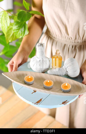 Weibliche Hände mit Fach von Spa Produkte, im Spa Salon Stockfoto