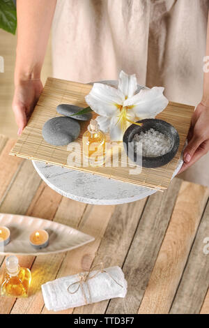 Weibliche Hände mit Fach von Spa Produkte, im Spa Salon Stockfoto