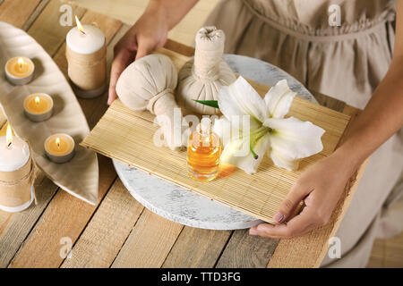 Weibliche Hände mit Fach von Spa Produkte, im Spa Salon Stockfoto