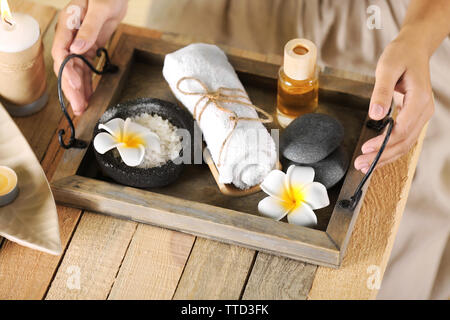 Weibliche Hände mit Fach von Spa Produkte, im Spa Salon Stockfoto