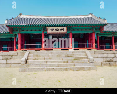 März 2019 - Seoul, Korea: Die bunten Myeongryundang Hörsaal an der Seonggyungwan Munmyo Tempel, der primäre konfuzianischen Tempel in Korea Stockfoto