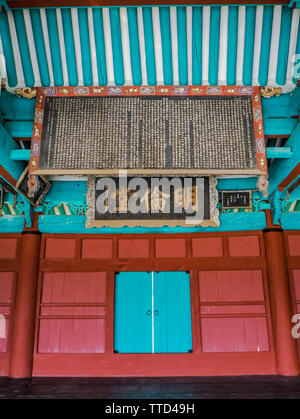 März 2019 - Seoul, Korea: Die bunten Myeongryundang Hörsaal an der Seonggyungwan Munmyo Tempel, voll mit der chinesischen Schrift Stockfoto