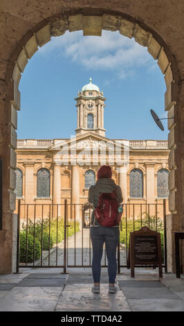 Reisende, in die Quad eines College in Oxford und fotografieren, Stockfoto