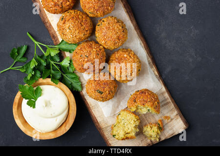 Vegetarische Kichererbsen Falafelkugeln auf Holz rustikal. Traditionelle Orientalische und arabische Küche. Der dunkle Hintergrund. Kopieren Sie Platz. Stockfoto