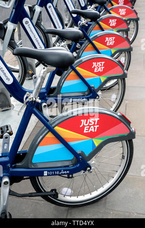 Ein Rack mit nur Essen gesponserten Fahrräder in Edinburgh, Schottland, Großbritannien. Stockfoto