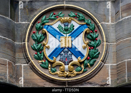 Die Arme von der Universität Edinburgh auf der Mercat Cross im Parlament Platz auf der Hohe Straße in der Altstadt von Edinburgh. Stockfoto