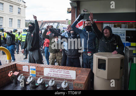 Dover, Kent, Großbritannien. 30. Januar, 2016. Ganz rechts und anti-faschistischen Gruppen clash im Zentrum von Dover mit Geschossen zwischen den beiden o ausgetauscht werden Stockfoto