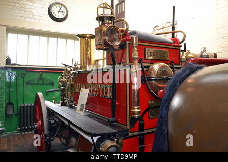 1910 Shand Mason Dampf Fire Engine "George V". Die Greater Manchester Feuerwehr Museum, in Rochdale, Großbritannien, ist Planung die Bauarbeiten am neuen Standort zu beginnen, die angrenzenden ehemaligen Maclure Straße Feuerwache, später in diesem Jahr wird das Gebäude vollständig in Ihre 1930er wiederhergestellt werden s Zustand bis Ende 2020. Der Umzug in größere Räumlichkeiten bedeutet, dass große Löschfahrzeuge angezeigt werden, neben den vielen faszinierenden historischen Elemente der Löschausrüstung. Stockfoto