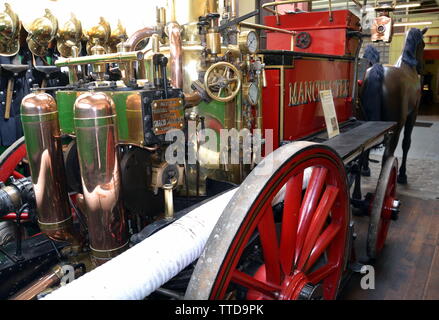 1910 Shand Mason Dampf Fire Engine "George V". Die Greater Manchester Feuerwehr Museum, in Rochdale, Großbritannien, ist Planung die Bauarbeiten am neuen Standort zu beginnen, die angrenzenden ehemaligen Maclure Straße Feuerwache, später in diesem Jahr wird das Gebäude vollständig in Ihre 1930er wiederhergestellt werden s Zustand bis Ende 2020. Der Umzug in größere Räumlichkeiten bedeutet, dass große Löschfahrzeuge angezeigt werden, neben den vielen faszinierenden historischen Elemente der Löschausrüstung. Stockfoto