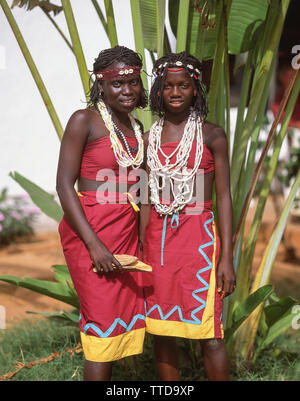 Junge weibliche Mandinka Tänzerinnen in Tribal Dance Show, Banjul, Republik Gambia Stockfoto