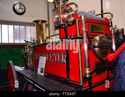 1910 Shand Mason Dampf Fire Engine "George V". Die Greater Manchester Feuerwehr Museum, in Rochdale, Großbritannien, ist Planung die Bauarbeiten am neuen Standort zu beginnen, die angrenzenden ehemaligen Maclure Straße Feuerwache, später in diesem Jahr wird das Gebäude vollständig in Ihre 1930er wiederhergestellt werden s Zustand bis Ende 2020. Der Umzug in größere Räumlichkeiten bedeutet, dass große Löschfahrzeuge angezeigt werden, neben den vielen faszinierenden historischen Elemente der Löschausrüstung. Stockfoto