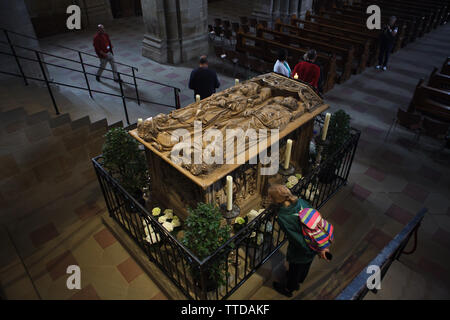 Besucher vor dem Grab des Heiligen Heinrich der üppigen und Hl. Kunigunde von Luxemburg (kaisergrab) entworfen von deutschen Bildhauers Tilman Riemenschneider (1499-1513) im Bamberger Dom (Bamberger Dom) in Bamberg, Oberfranken, Deutschland. Stockfoto