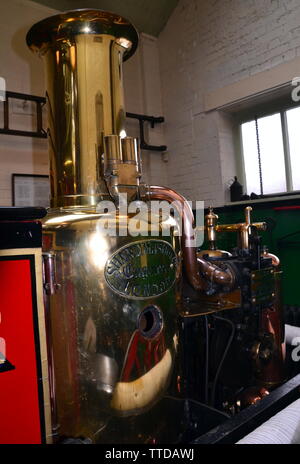 1910 Shand Mason Dampf Fire Engine "George V". Die Greater Manchester Feuerwehr Museum, in Rochdale, Großbritannien, ist Planung die Bauarbeiten am neuen Standort zu beginnen, die angrenzenden ehemaligen Maclure Straße Feuerwache, später in diesem Jahr wird das Gebäude vollständig in Ihre 1930er wiederhergestellt werden s Zustand bis Ende 2020. Der Umzug in größere Räumlichkeiten bedeutet, dass große Löschfahrzeuge angezeigt werden, neben den vielen faszinierenden historischen Elemente der Löschausrüstung. Stockfoto