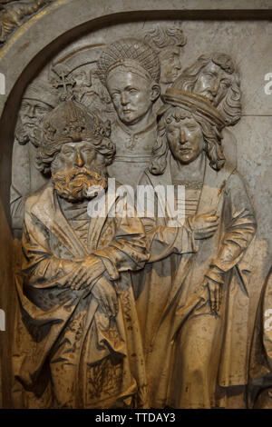 Saint Henry den Überbordenden (Heiligen Römischen Kaiser Heinrich II.) Links im Detail des Reliefs dargestellt von deutschen Bildhauer Tilman Riemenschneider (1499-1513) auf dem Grab des Heiligen Heinrich der üppigen und Hl. Kunigunde von Luxemburg () Kaisergrab im Bamberger Dom (Bamberger Dom) in Bamberg, Oberfranken, Deutschland. Stockfoto