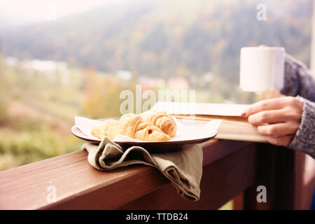 Holz- Fach mit leichtem Frühstück auf der Terrasse auf die Berge im Hintergrund Stockfoto