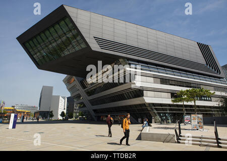 Bibliothek und Learning Center der Wirtschaftsuniversität Wien (Wirtschaftsuniversität Wien) durch die Zaha Hadid Architects (2013) in Wien, Österreich. Stockfoto