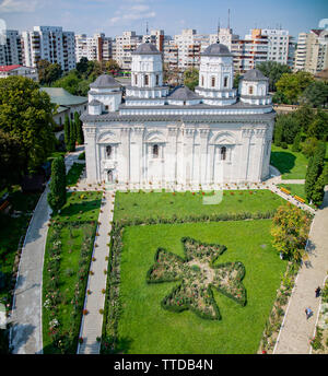 Iasi, Rumänien - 6. August 2018: Die golia Kloster und sein Garten, durch die Bauten von Iasi, Rumänien umgeben, an einem sonnigen Tag Stockfoto