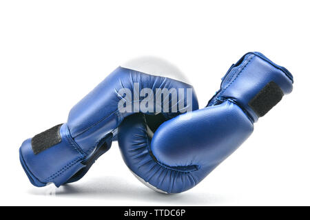 Blau Boxhandschuhe an einem isolierten weißen Hintergrund. Handschuh Stockfoto