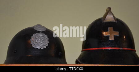 Helme Vintage von Feuerwehrleuten. Die Greater Manchester Feuerwehr Museum, in Rochdale, Großbritannien, ist Planung die Bauarbeiten am neuen Standort zu beginnen, die angrenzenden ehemaligen Maclure Straße Feuerwache, später in diesem Jahr wird das Gebäude vollständig in Ihre 1930er wiederhergestellt werden s Zustand bis Ende 2020. Der Umzug in größere Räumlichkeiten bedeutet, dass große Löschfahrzeuge angezeigt werden, neben den vielen faszinierenden historischen Elemente der Löschausrüstung. Stockfoto