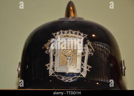 Vintage Feuerwehrleuten Helm. Die Greater Manchester Feuerwehr Museum, in Rochdale, Großbritannien, ist Planung die Bauarbeiten am neuen Standort zu beginnen, die angrenzenden ehemaligen Maclure Straße Feuerwache, später in diesem Jahr wird das Gebäude vollständig in Ihre 1930er wiederhergestellt werden s Zustand bis Ende 2020. Der Umzug in größere Räumlichkeiten bedeutet, dass große Löschfahrzeuge angezeigt werden, neben den vielen faszinierenden historischen Elemente der Löschausrüstung. Stockfoto