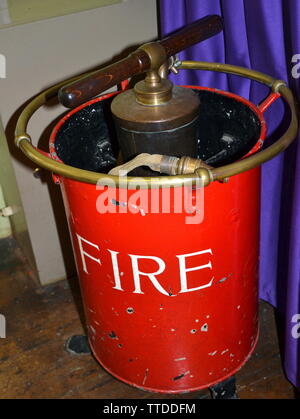 Die Greater Manchester Feuerwehr Museum, in Rochdale, Großbritannien, ist Planung die Bauarbeiten am neuen Standort zu beginnen, die angrenzenden ehemaligen Maclure Straße Feuerwache, später in diesem Jahr wird das Gebäude vollständig in Ihre 1930er wiederhergestellt werden s Zustand bis Ende 2020. Der Umzug in größere Räumlichkeiten bedeutet, dass große Löschfahrzeuge angezeigt werden, neben den vielen faszinierenden historischen Elemente der Löschausrüstung. Stockfoto