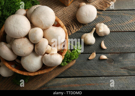 Pilze im Korb auf Holz- Oberfläche Stockfoto