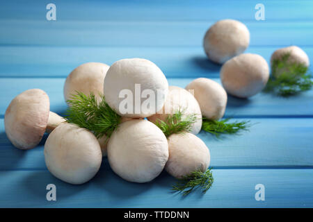 Pilze auf Farbe Holz- Oberfläche Stockfoto