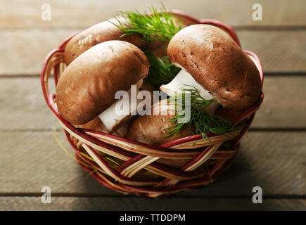 Pilze im Korb auf Holz- Oberfläche Stockfoto