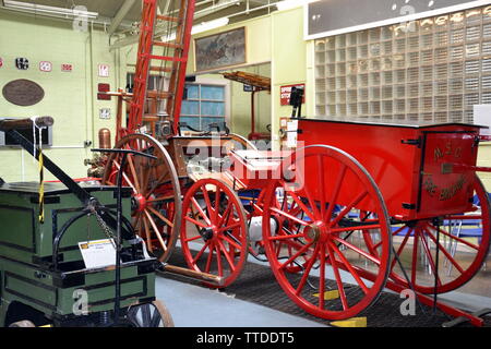 Die Greater Manchester Feuerwehr Museum, in Rochdale, Großbritannien, ist Planung die Bauarbeiten am neuen Standort zu beginnen, die angrenzenden ehemaligen Maclure Straße Feuerwache, später in diesem Jahr wird das Gebäude vollständig in Ihre 1930er wiederhergestellt werden s Zustand bis Ende 2020. Der Umzug in größere Räumlichkeiten bedeutet, dass große Löschfahrzeuge angezeigt werden, neben den vielen faszinierenden historischen Elemente der Löschausrüstung. Stockfoto