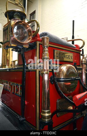 1910 Shand Mason Dampf Fire Engine "George V". Die Greater Manchester Feuerwehr Museum, in Rochdale, Großbritannien, ist Planung die Bauarbeiten am neuen Standort zu beginnen, die angrenzenden ehemaligen Maclure Straße Feuerwache, später in diesem Jahr wird das Gebäude vollständig in Ihre 1930er wiederhergestellt werden s Zustand bis Ende 2020. Der Umzug in größere Räumlichkeiten bedeutet, dass große Löschfahrzeuge angezeigt werden, neben den vielen faszinierenden historischen Elemente der Löschausrüstung. Stockfoto