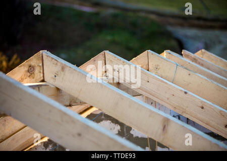 Close-up Detail der Dachrahmen aus grobem Holz Bauholz Balken auf dem Hintergrund von Misty Mountain Landschaft im ökologischen Bereich. Gebäude, Dach, constructi Stockfoto