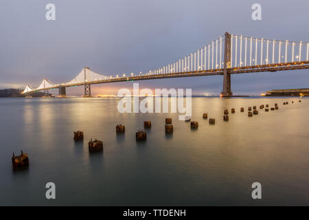 Blick auf die Bay Bridge aus dem Hafen von San Francisco. Stockfoto