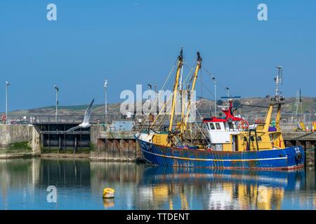 Der Trawler Sara Lena BM 30 liegt am Kai in dem kleinen Fischerdorf Padstow Cornwall vertäut. Stockfoto