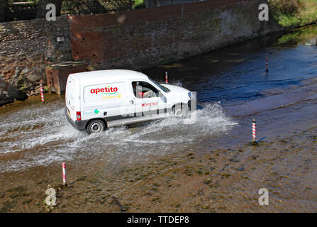 Honiton, Devon - 1. APRIL 2012: van Reisen durch die Ford auf dem Fluss Sid. Stockfoto