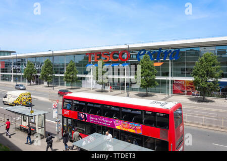 Tesco Extra Supermarkt, Wellington Street, Slough, Berkshire, England, Vereinigtes Königreich Stockfoto