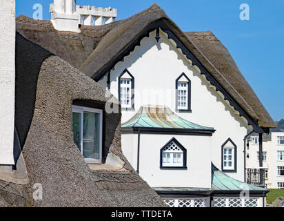 Honiton, Devon - 1. April 2012: Die schönen alten strohgedeckten Residenz steht auf dem Sidmouth Küste an einem sonnigen Tag Stockfoto