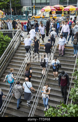 Treppen zum und vom Columbus Circle U-Bahnhof an der südwestlichen Ecke des Central Park auf der West Side von Manhattan. Stockfoto