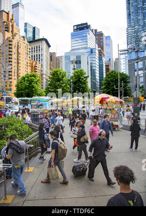 In der südwestlichen Ecke des Central Park am Columbus Circle ist immer besetzt mit Park Theaterbesucher und Touristen. Stockfoto