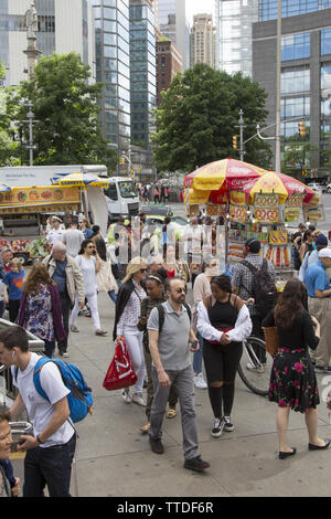 In der südwestlichen Ecke des Central Park am Columbus Circle ist immer besetzt mit Park Theaterbesucher und Touristen. Stockfoto