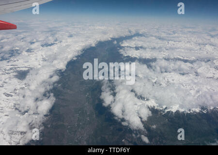 Blick von einer Kabine aus Fenster einer Boeing 737 über den Wolken Stockfoto