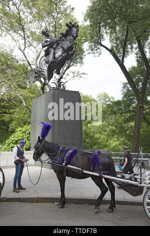 Pferd & Buggys Park unter José Julián Martí Statue at 59th St. & Center Drive am Central Park, NYC. José Martí, José Julián Martí y Pérez, ( Stockfoto