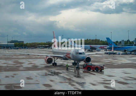 Ein Jet2 Boeing 737 wartet an der Landung Tor für boarding Passagiere Stockfoto